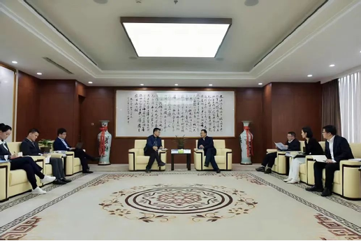 Bi Yanchun and Ma Huaxiang, Secretary of the Party Committee of Guanghua School of Management, Peking University, had a discussion